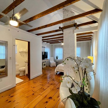 An Authentic, Rustic Luxurious Little Single Family Home In Old Town. All Yours. Marblehead Extérieur photo