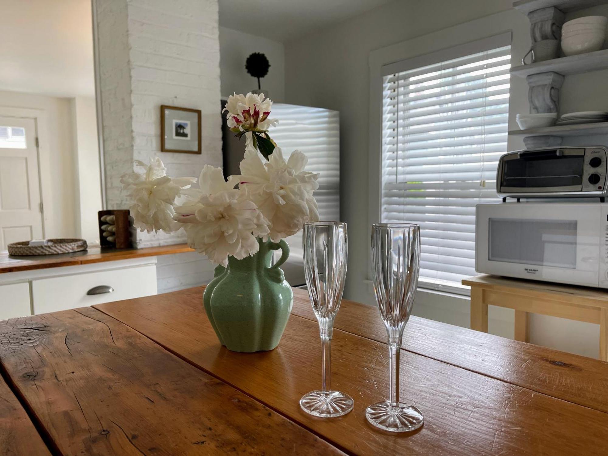 An Authentic, Rustic Luxurious Little Single Family Home In Old Town. All Yours. Marblehead Extérieur photo