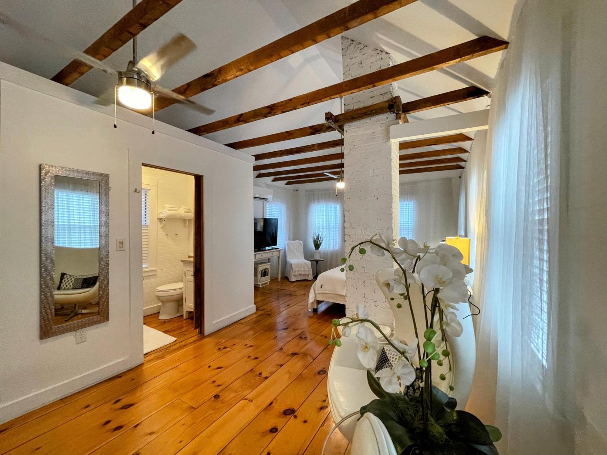 An Authentic, Rustic Luxurious Little Single Family Home In Old Town. All Yours. Marblehead Extérieur photo