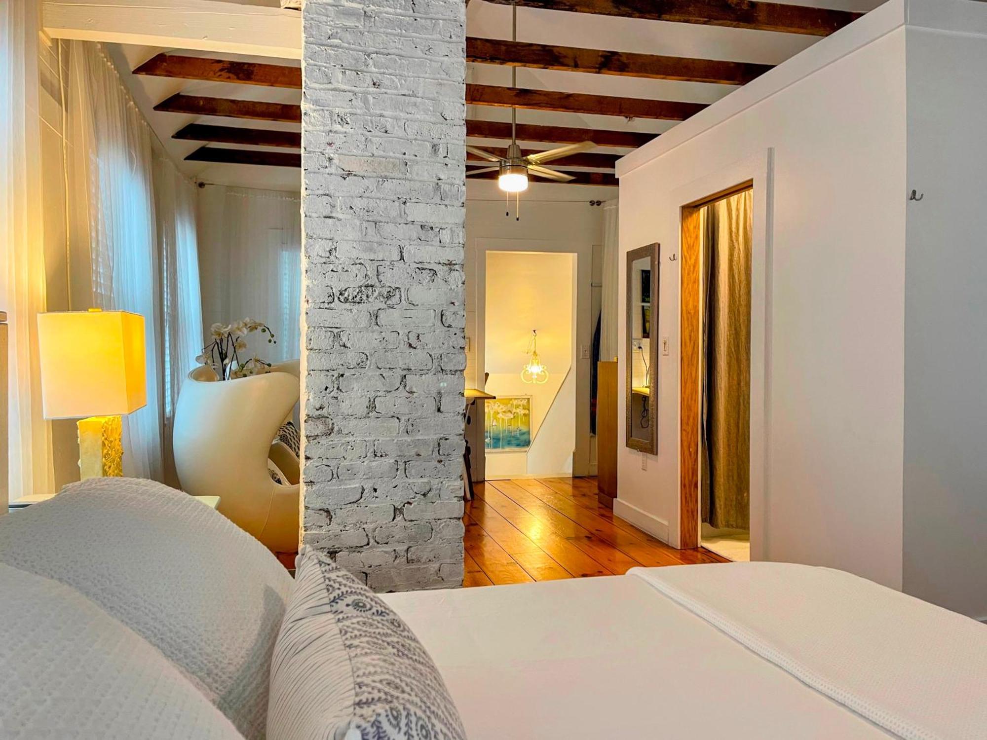 An Authentic, Rustic Luxurious Little Single Family Home In Old Town. All Yours. Marblehead Extérieur photo